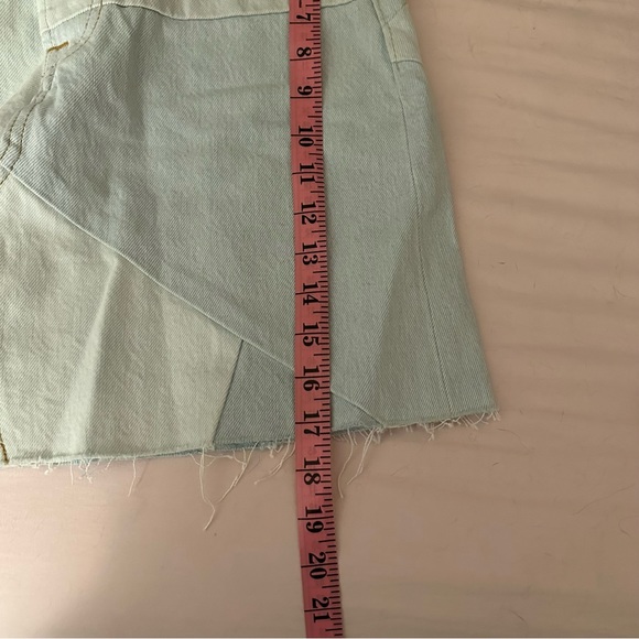 Levi’s High Rise Light Wash Deconstructed Jean Patchwork Raw Hem Skirt NWT 28 - Picture 16 of 16